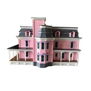 Colonial House HO Scale 1:87 Model Train Diorama Landscape Ready-Made USA Made